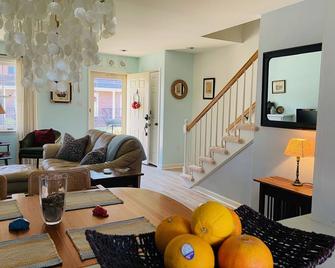 Cozy 2 Bedroom, 2.5 Bath across from Cambridge City Marina - Cambridge - Essbereich