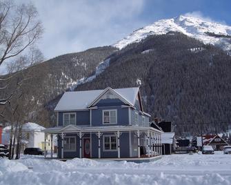 Beautifully restored Victorian Mountain home furnished with authentic antiques! - Silverton - Building