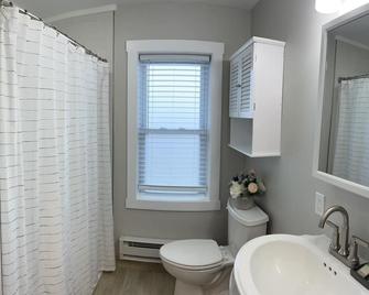 Ship Bottom LBI Apt B- 1 Block from the beach - Ship Bottom - Bathroom