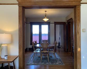 Queen City Charmer - Helena - Dining room
