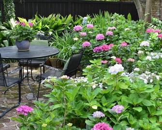 Charming Kitchen House with Beautiful Garden - צ'רלסטון - פטיו