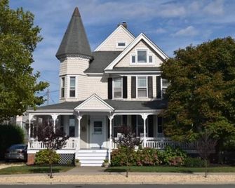 Beautiful Bay Head Spring/Summer Getaway with Private Pool one block from Ocean - Bay Head - Building