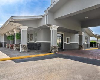Quality Inn and Suites Greenville - Haywood Mall - Greenville - Building