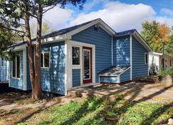 Relaxed Cabin with Up-North Feel & Lake Life Vibe Near Lk Minnetonka - Mound - Building