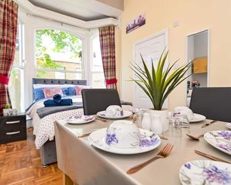 The Elm Wood Apartments - Huddersfield - Kitchen