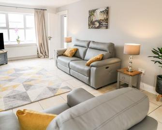 12 Hillview, Pet Friendly, With Open Fire In Buncrana, County Donegal - Buncrana - Living room