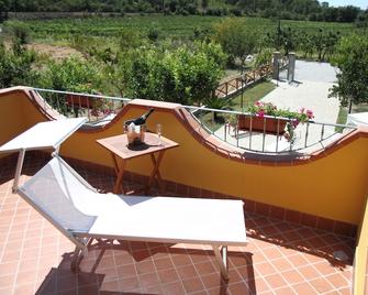 Winery with b & B accommodation, wine and extrav oil tasting - Cicerale - Balcón