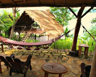 Stunning Secluded Lakefront Villa for Families and Groups - Pet Friendly! - Catarina - Patio