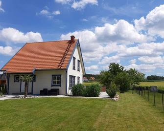family-friendly non-smoking house with large garden and beautiful view - Ralswiek - Gebäude