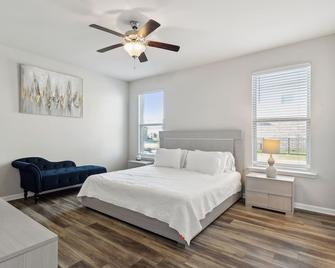 3 bedroom/2 bath with Water front views - Slidell - Bedroom