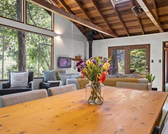 Cozy Creek Cabin - On Austin Creek Hot Tub - Dog Friendly - Bbq Grill - Fast Wifi - Cazadero - Dining room