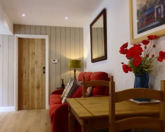 Cosy Cotswold - The Snug - cottage in the centre of Burford - Burford - Dining room