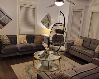 Large & Modern Luxury Duplex Home close to Boston & Cambridge with Free Parking - Everett - Living room