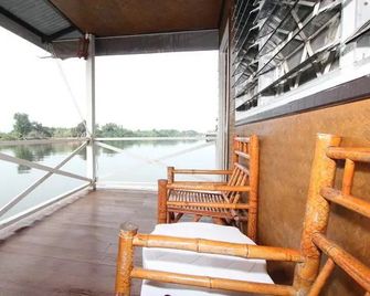 Sugar Cane Guest House 2 - Kanchanaburi - Balcone