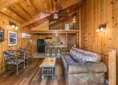 1 Bedroom Cabin at Bass Lake near Yosemite - Bass Lake - Wohnzimmer