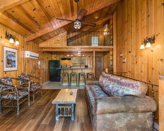 1 Bedroom Cabin at Bass Lake near Yosemite - Bass Lake - Sala de estar