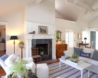 Spacious 5BR 7 bath Home on 3 Acres Near Beach/Bike Path/Shuttle Bus - Nantucket - Living room