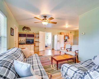 Lecanto House w/ Deck, Porch & Indoor Pool! - Lecanto - Sala de estar