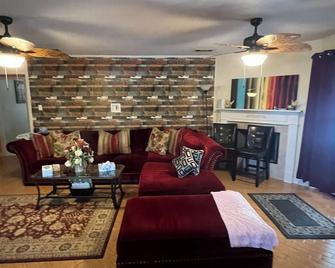 Southern's Beauty2 Very Close To Airport - Kenner - Living room