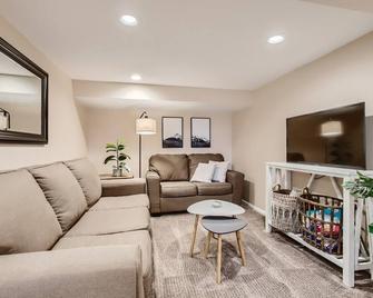Relaxing Downtown Castle Rock guest suite. - Castle Rock - Living room