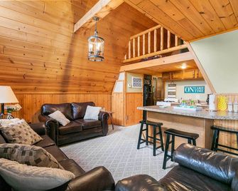 8 Mi to Dogwood Canyon Cozy Cabin with Deck - Lampe - Sala de estar