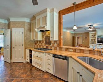 Spacious Stallion Lake Ranch Home w/ Patio - Lindale - Keuken