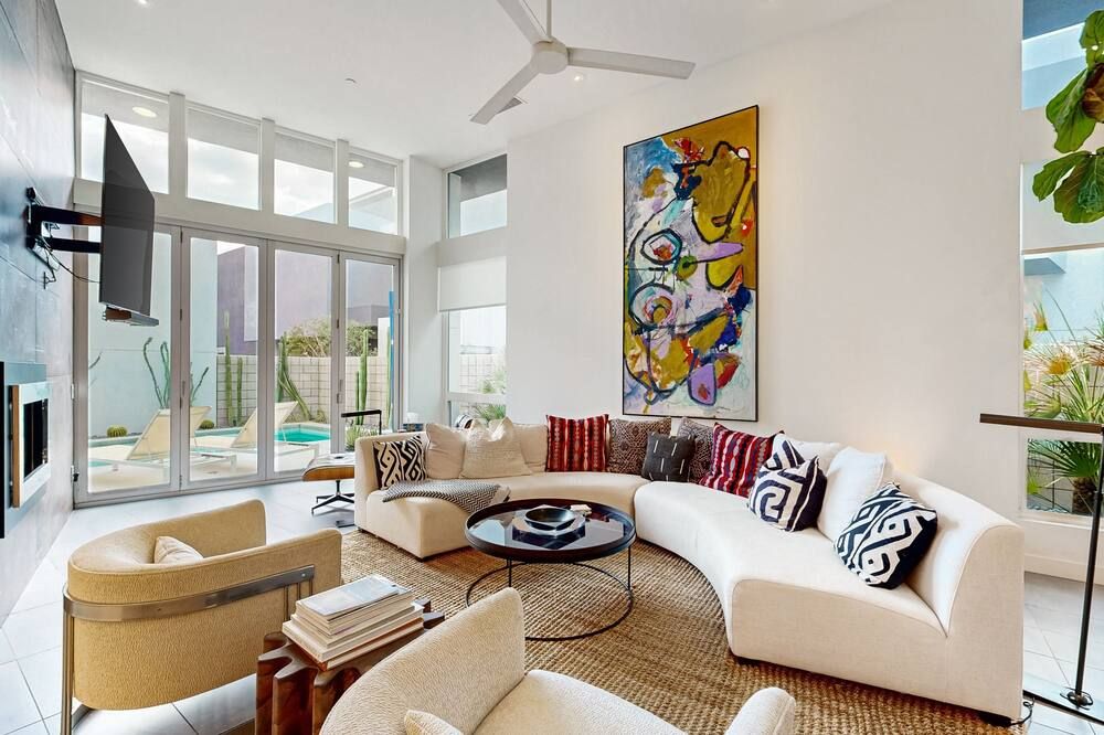 Stunning luxury home w/pool, spa, outdoor fireplace & mountain views - פאלם ספירנגס - סלון