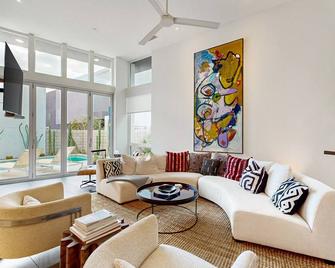 Stunning luxury home w/pool, spa, outdoor fireplace & mountain views - Palm Springs - Sala de estar