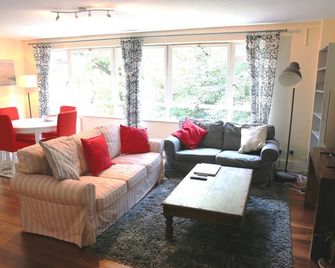 Beautiful 2 Bedroom Private Apartment - London - Living room