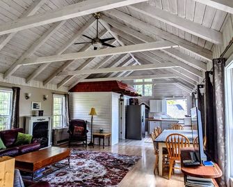 Summer 2025 book now and experience the beautiful views! - Mount Desert - Living room