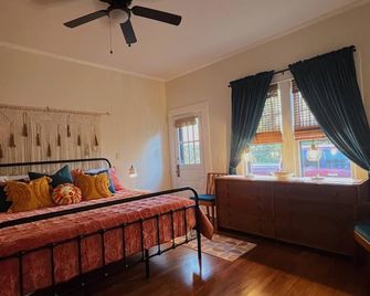 The Cottage on College in Downtown Conway. Remodeled 1937 cozy & unique home. - Conway - Bedroom
