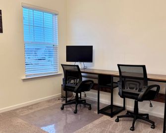 Charming Farmhouse Stay W/ Double Garage • 3br/3ba - Clayton - Centro de negocios