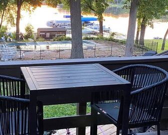 Beautiful sunsets. Maple hills condo owners - Annandale - Patio