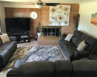 Peace and quiet. Hidden Serenity at Country Charm house. - Raymond - Sala de estar