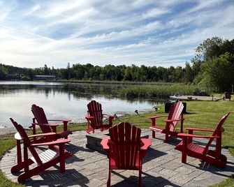 Spacious Lakefront Cottage with Private Boat Launch on Chemong Lake, Near Peterborough, Ontario - Peterborough - Patio