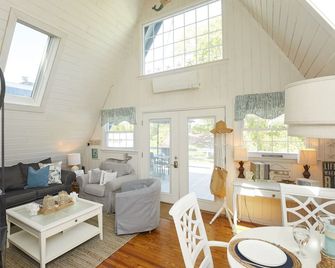 Your Nest Near The Beach - Niantic - Living room