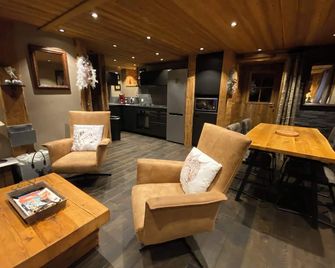 Cosy apartment in a quiet, authentic chalet - Vallorcine - Salon