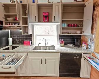 Cozy Apt w/Master BR & 2 Bed Kids Loft. Also- Covered Deck & Covered Parking. - Enterprise - Küche