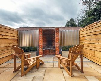 The Pigs - Holt - Patio