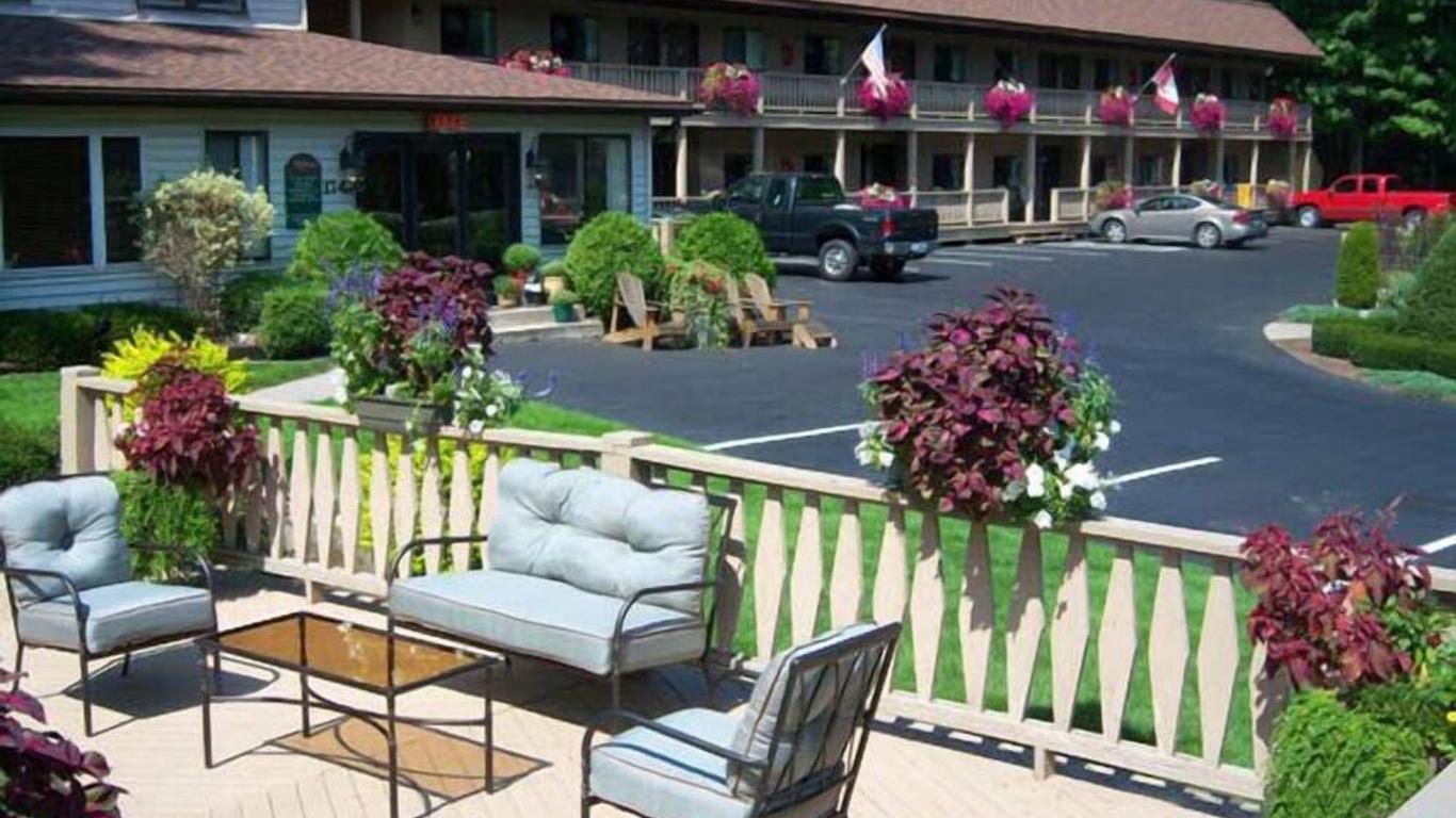 Tall Pines Motel