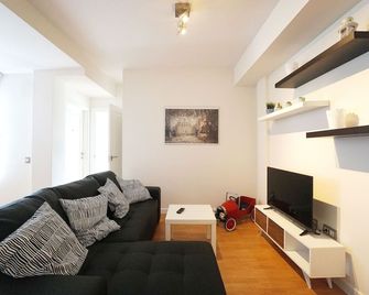 Cozy apartment 5 minutes from the beach - Rincón de la Victoria - Living room