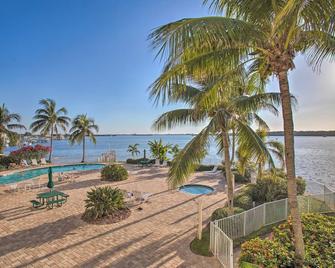 Bayfront Retreat Private Balcony and Pool Access! - St. Petersburg - Pool