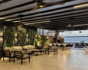 Lava Chalet Hot Spring Water - Madaba - Salónek