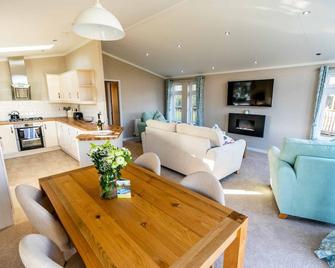 Deneb Lodge with Hot Tub - Malton - Living room