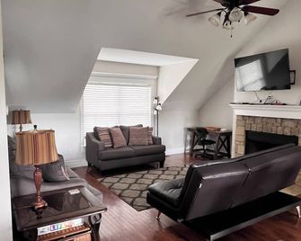 3 Bedroom Loft overlooking water - Collinsville - Living room