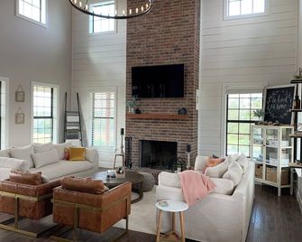 4-bedroom farmhouse on 15 acres in Brenham with fishing pond and pool - Brenham - Olohuone