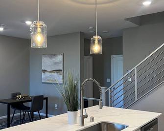 Beautiful Luxury Townhouse W/Fast Wi-Fi & Free Parking - North Las Vegas - Dining room