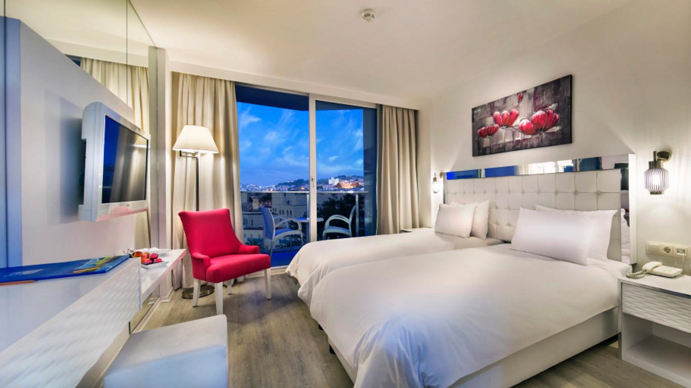 Le Bleu Hotel & Resort