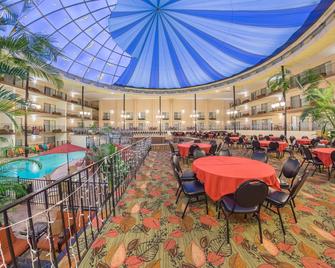 Holiday Inn Des Moines-Airport/Conf Center By IHG - דה מואן - מסעדה