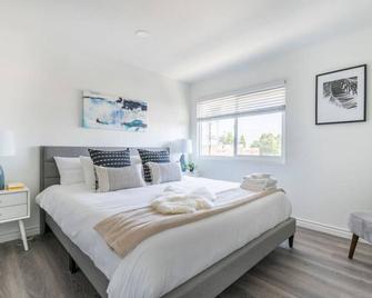 Modern 2BR Condo with King Bed & Balcony near LA - Alhambra - Bedroom